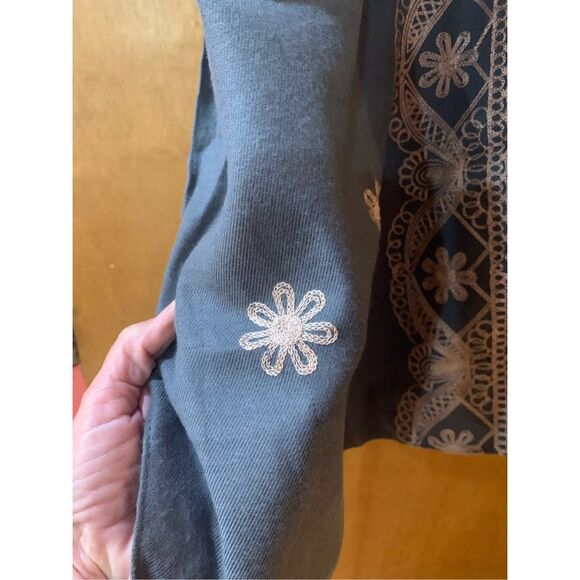 Gray Kimono with Unique White Lace Trim - Picture 5 of 6